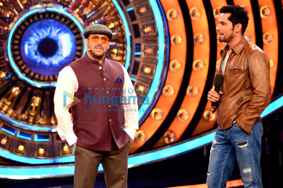 salman khan randeep hooda promote main aur charles on the sets of bigg boss 9 2