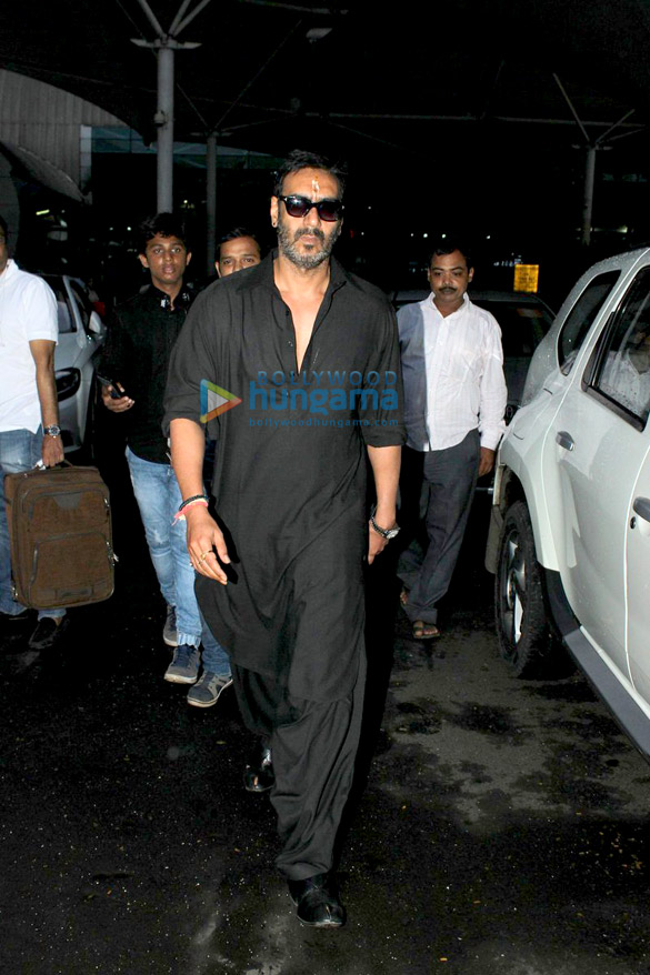 ajay devgn snapped at the domestic airport 15