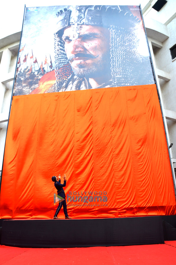 ranveer singh unveils the official poster of bajirao from bajirao mastani 2