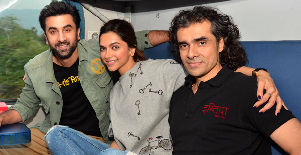 Ranbir Kapoor-Deepika Padukone Leave For Delhi In Train