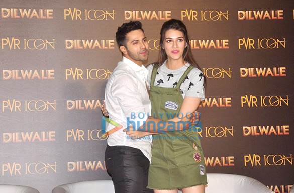 shah rukh khan kajol varun dhawan and kriti sanon launch the track manma emotion from dilwale 15