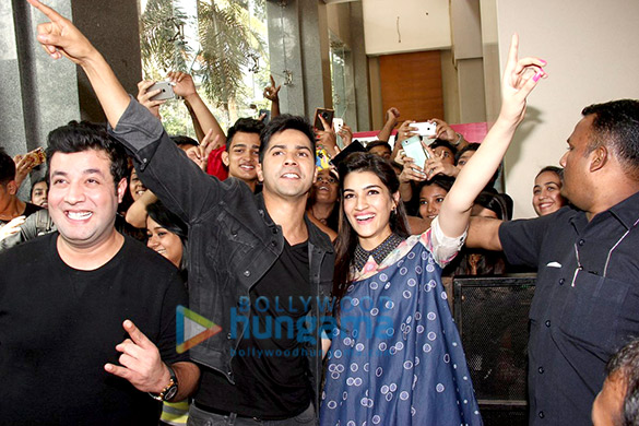 varun dhawan kriti sanon promote dilwale at mithibai college 7