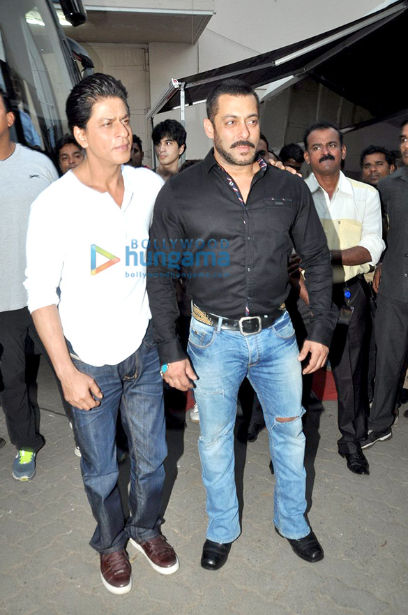 shah rukh khan salman khan pose post promoting dilwale on bigg boss at mehboob studio 6