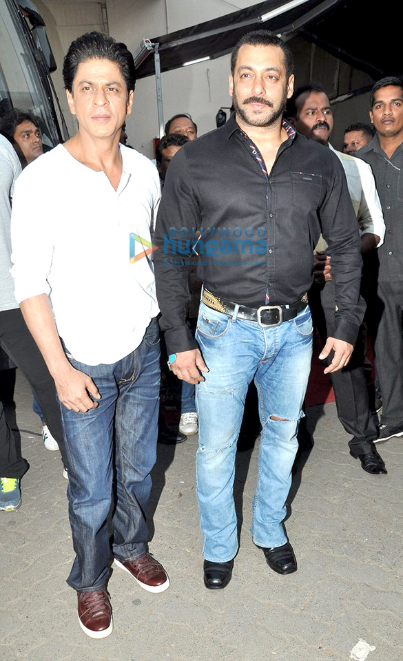 shah rukh khan salman khan pose post promoting dilwale on bigg boss at mehboob studio 10