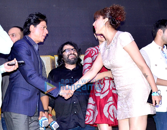 shah rukh khan kajol varun dhawan kriti sanon grace the music success bash of dilwale 16