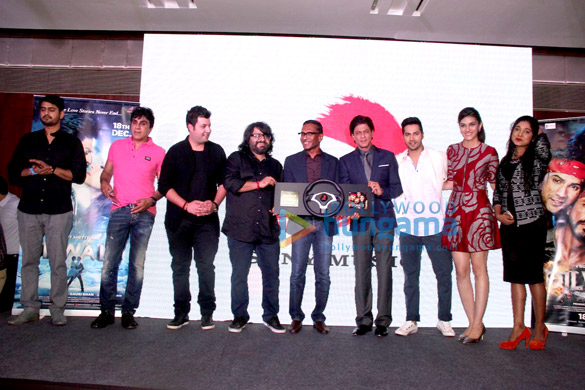shah rukh khan kajol varun dhawan kriti sanon grace the music success bash of dilwale 6