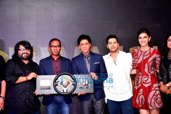 shah rukh khan kajol varun dhawan kriti sanon grace the music success bash of dilwale 19