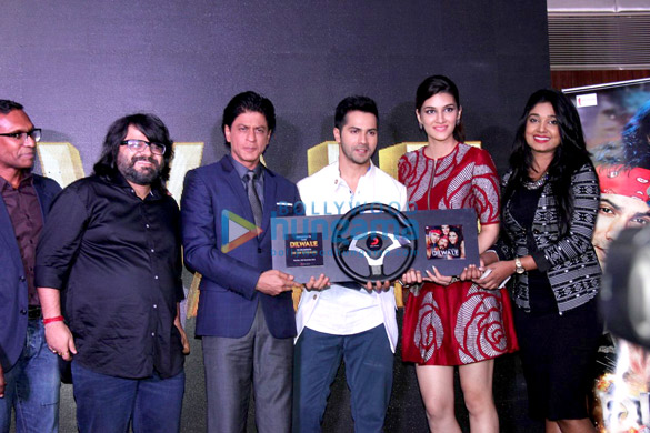shah rukh khan kajol varun dhawan kriti sanon grace the music success bash of dilwale 5