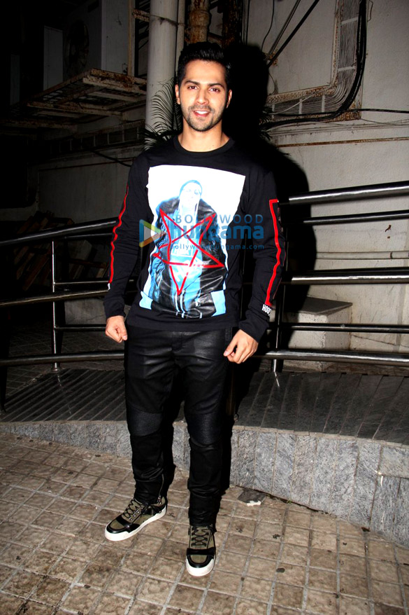 varun dhawan hosts a special screening of dilwale at pvr juhu 2