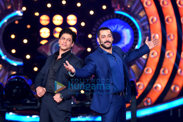 shah rukh khan kajol promote dilwale with salman khan on the sets of bigg boss 9 4