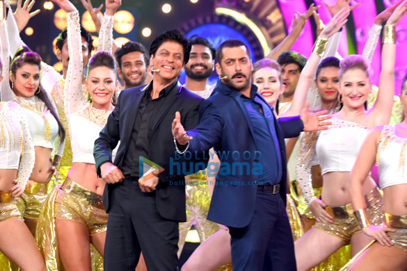 shah rukh khan kajol promote dilwale with salman khan on the sets of bigg boss 9 7