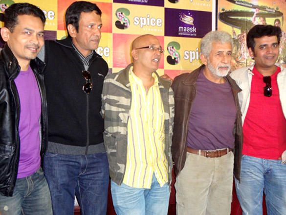 starcast of chaalis chauraasi at spice world cinemas noida 3