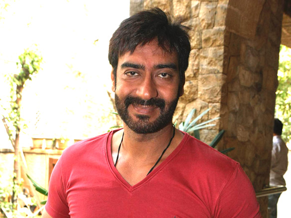 ajay devgn receives the bhaskar bollywood award 3