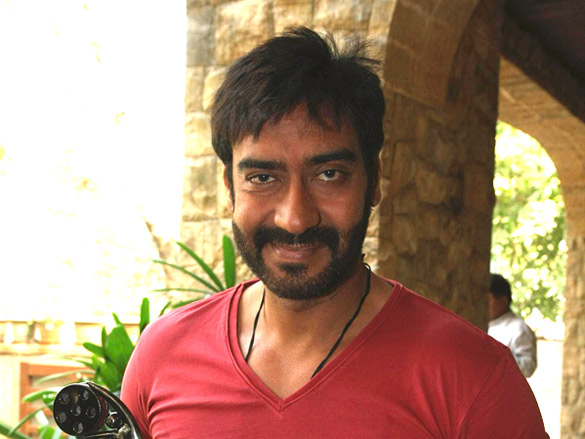 ajay devgn receives the bhaskar bollywood award 4