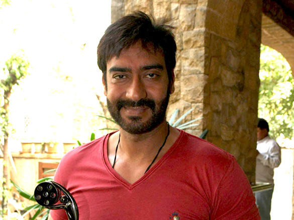 ajay devgn receives the bhaskar bollywood award 6