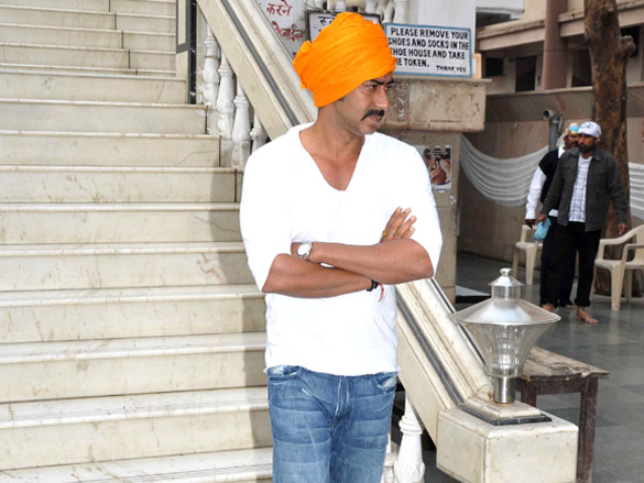 ajay devgn spotted at mumbai gurudwara 3