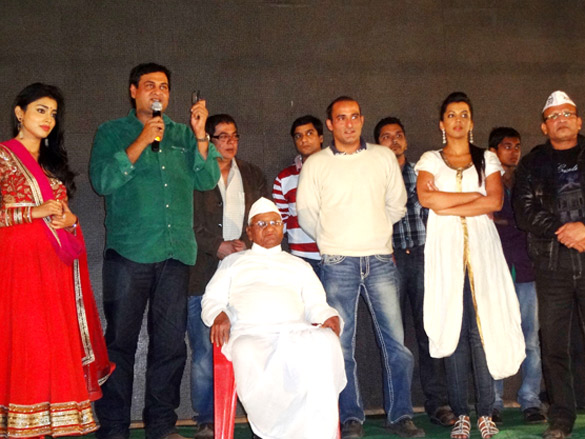 special screening of gali gali chor hai held for anna hazare 2