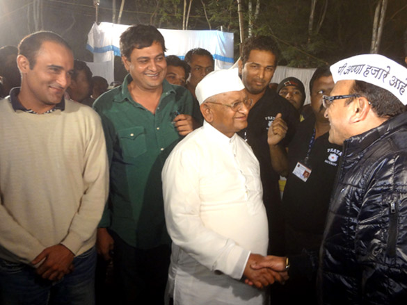 special screening of gali gali chor hai held for anna hazare 4