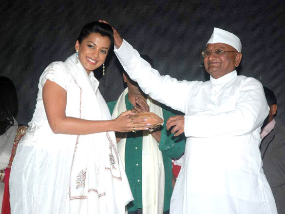 special screening of gali gali chor hai held for anna hazare 6