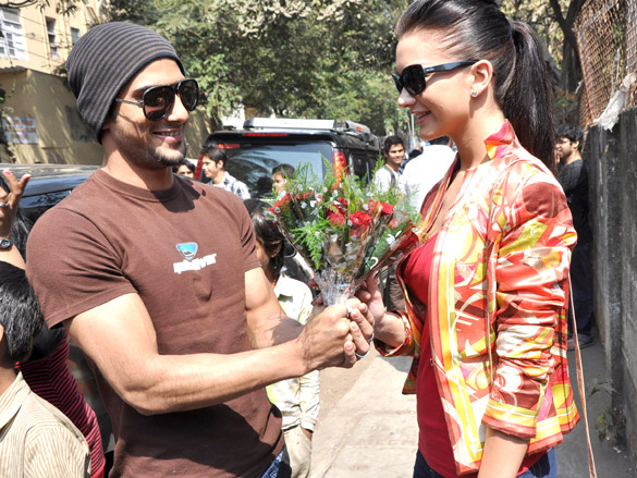 prateik amy celebrate valentines day with students of national mmk college 4