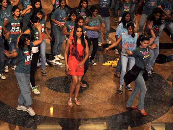 bipasha at flash mob for jodi breakers 3