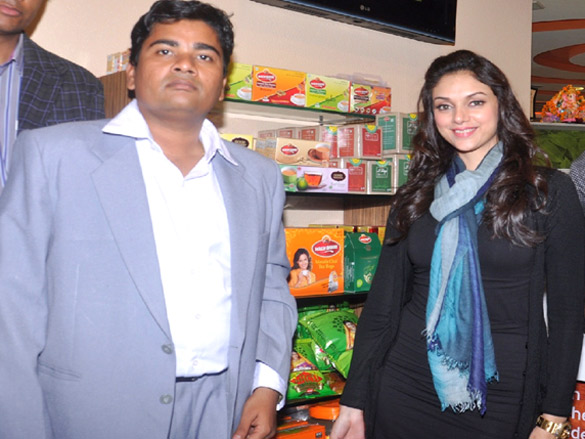ali zafar aditi rao hydari visit wagh bakri tea lounge 6