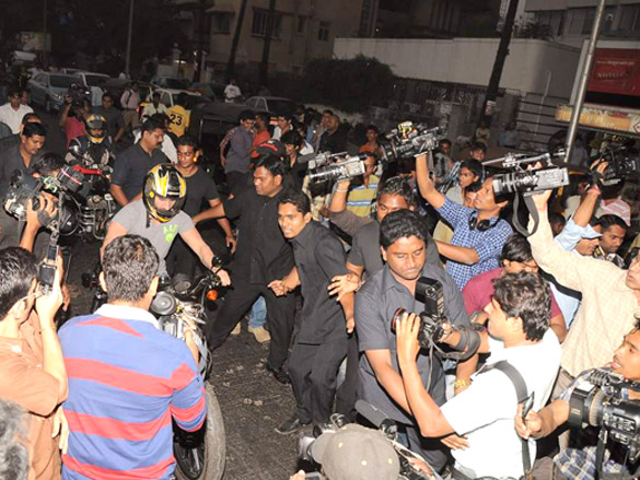 saif takes a bike ride to promote agent vinod 9