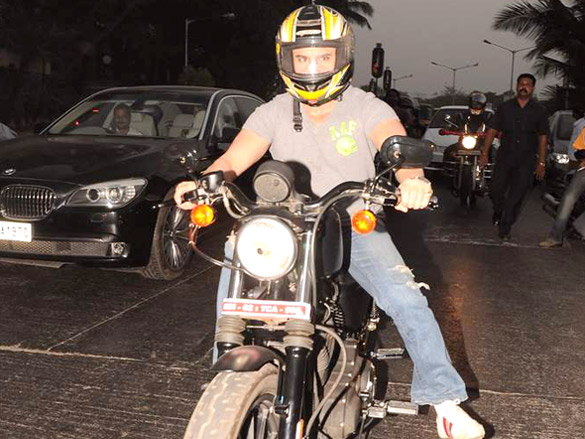 saif takes a bike ride to promote agent vinod 14