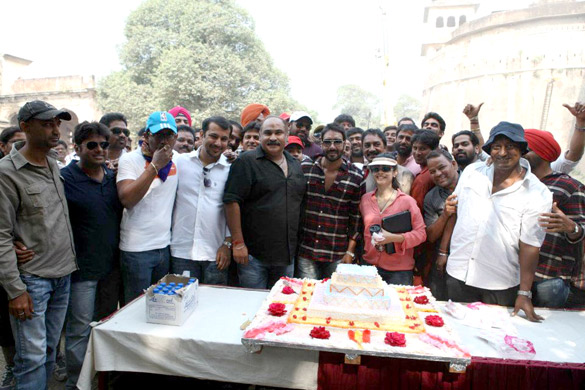 ajay devgn celebrates his birthday on the sets of son of sardar 4