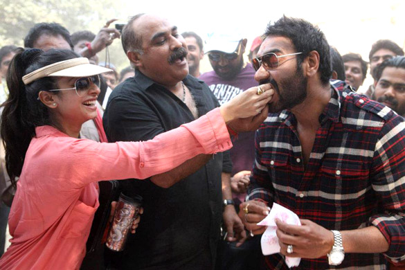 ajay devgn celebrates his birthday on the sets of son of sardar 3