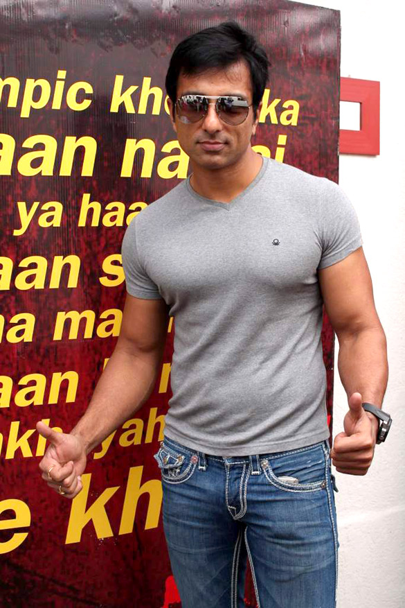 shootout at wadala starcast at sanjeev chadhas red gym 20