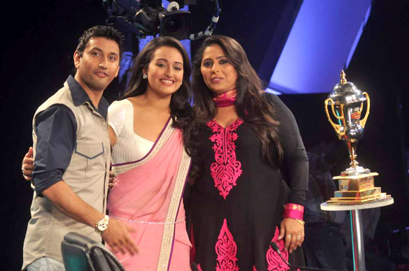 sonakshi promotes rowdy rathore on did lil masters 3