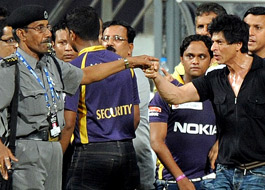 SRK gets into scuffle at Wankhede stadium