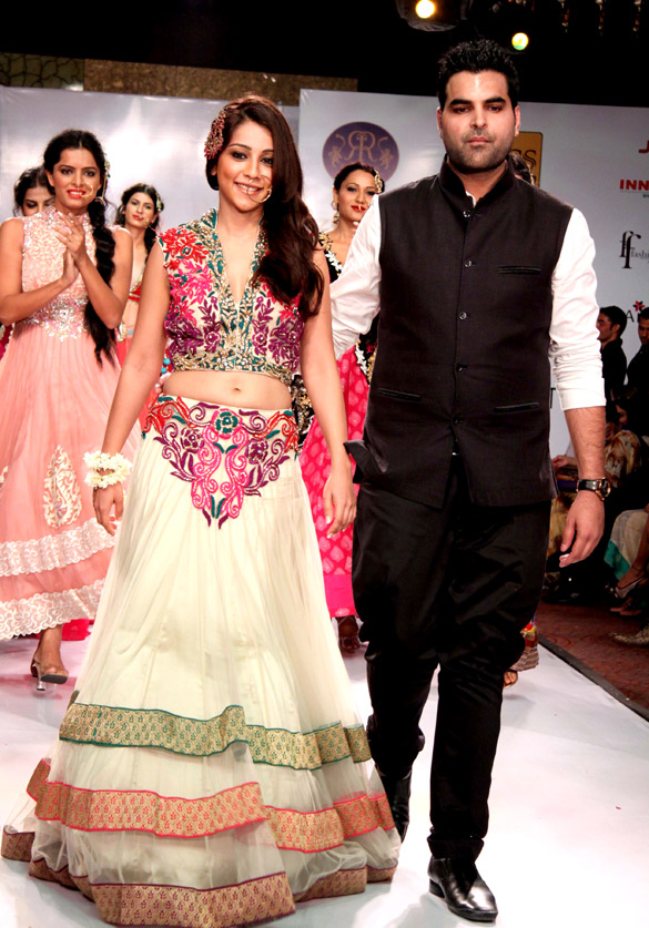 akshay sonakshi promote rowdy rathore at the rajasthan fashion week 6
