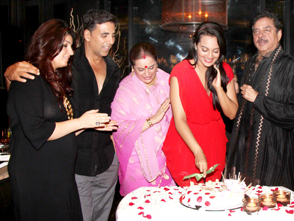 sonakshi sinhas birthday celebrations with akshay kumar 2