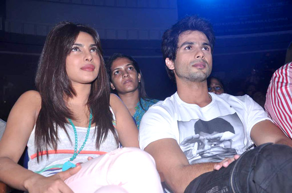shahid priyanka visit jaihind college 5
