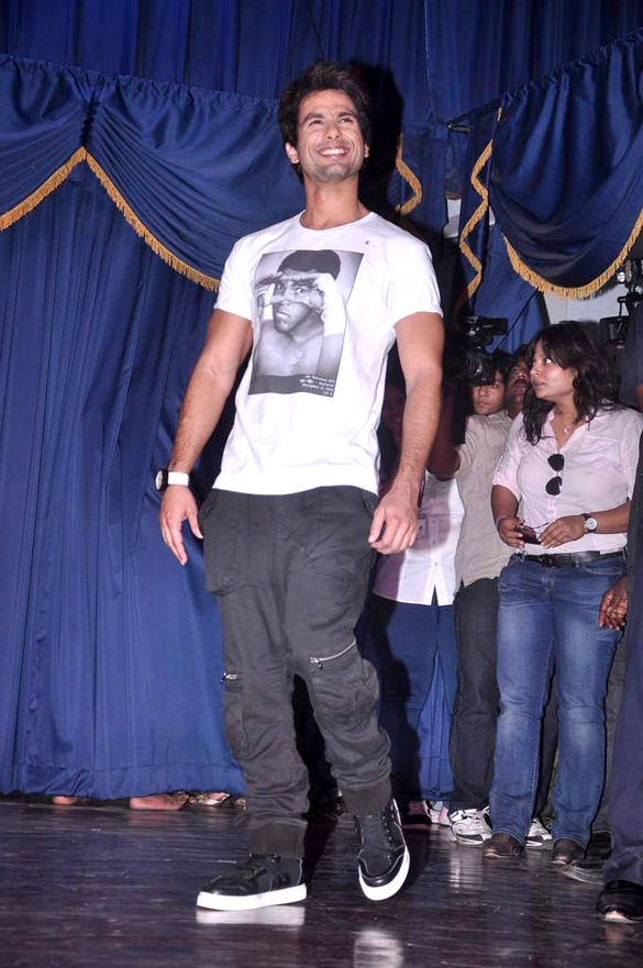 shahid priyanka visit jaihind college 9