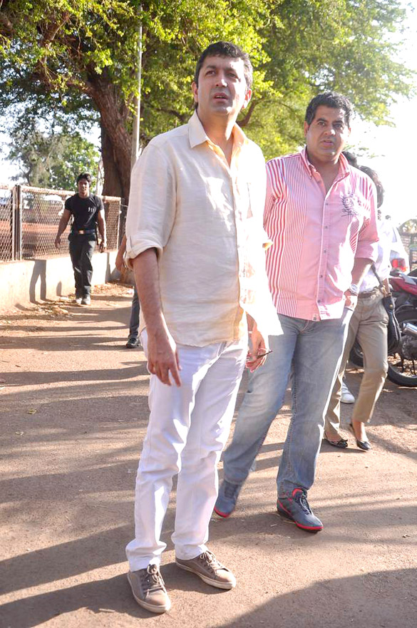 shahid priyanka board train from marine lines station 12