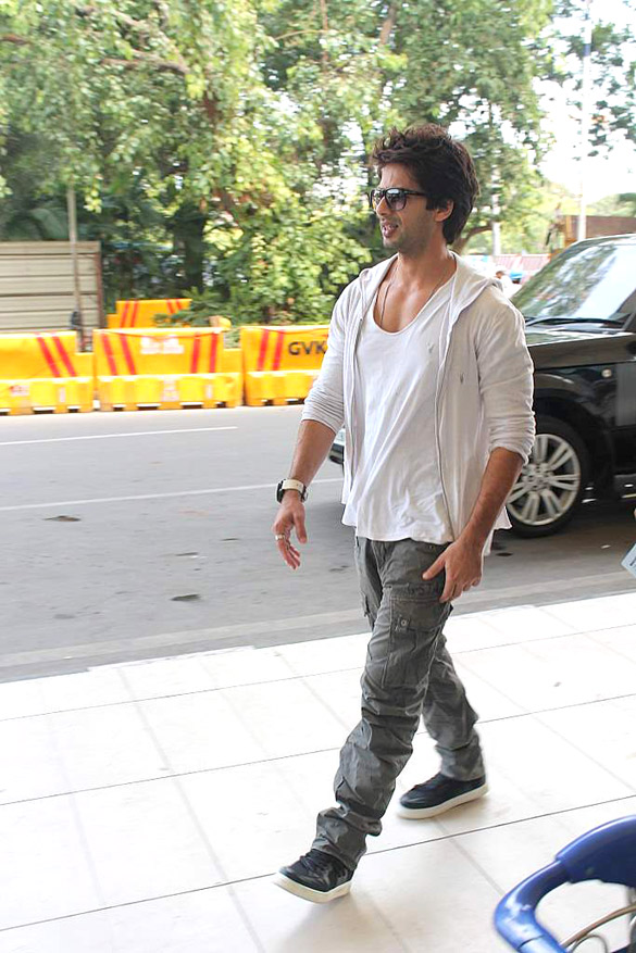 shahid priyanka snapped on the way to indore 8