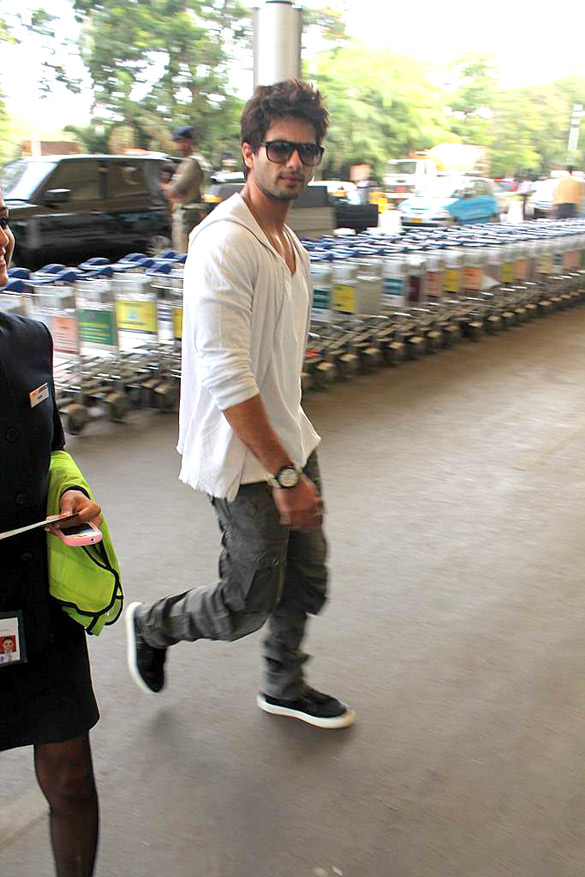 shahid priyanka snapped on the way to indore 4