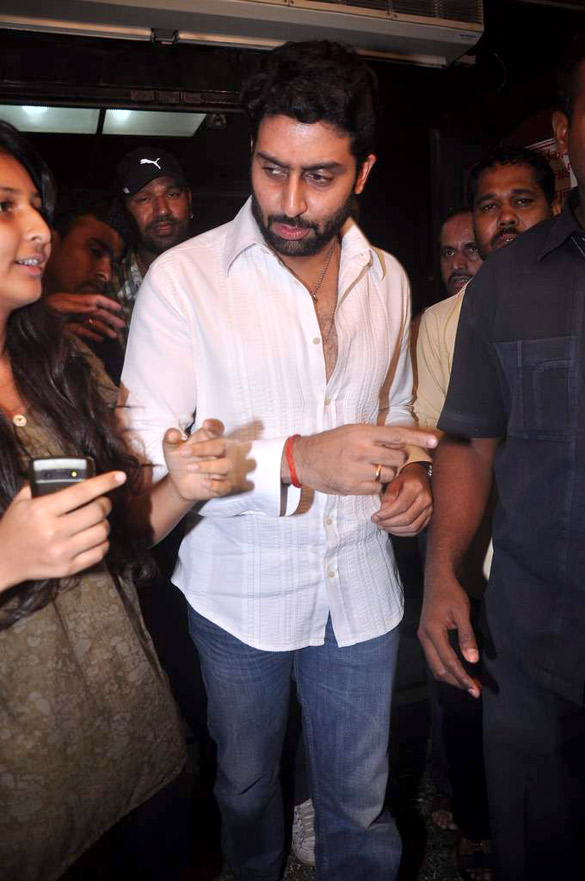 abhishek meets fans at bol bachchan screening 7