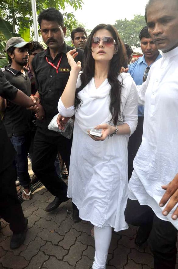 celebs grace dara singhs funeral 5