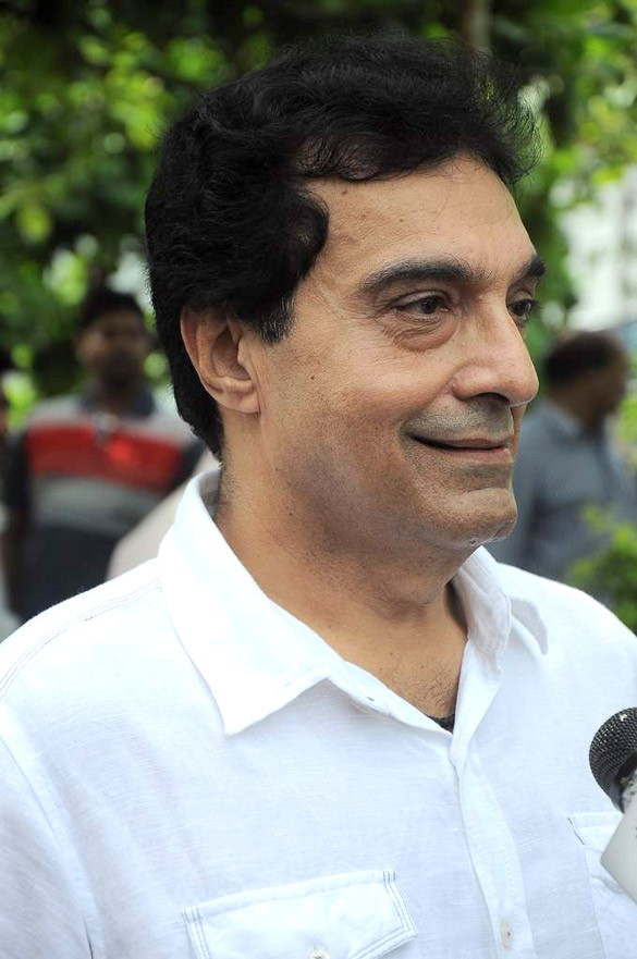 celebs grace dara singhs funeral 17