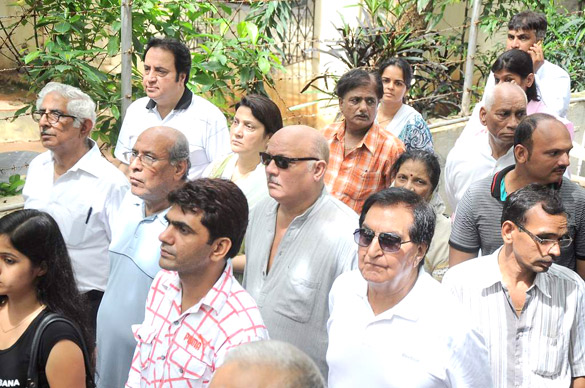 celebs grace dara singhs funeral 22