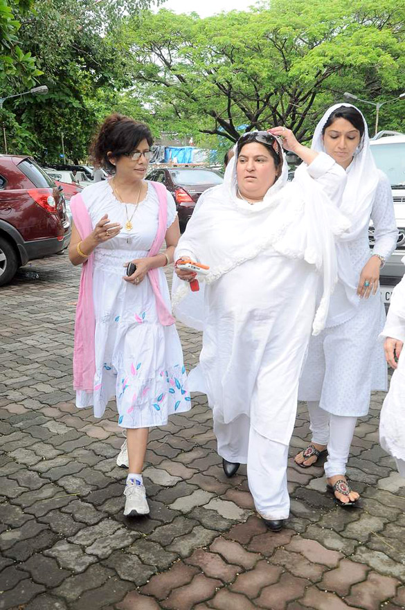 celebs grace dara singhs funeral 26