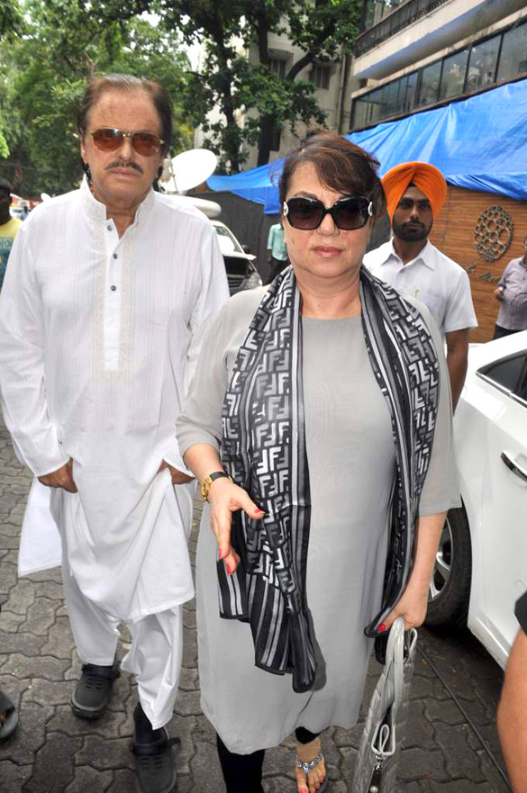 abhishek tabu and others visit dara singhs home 6