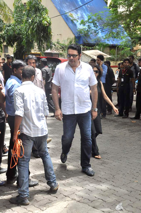 abhishek tabu and others visit dara singhs home 10