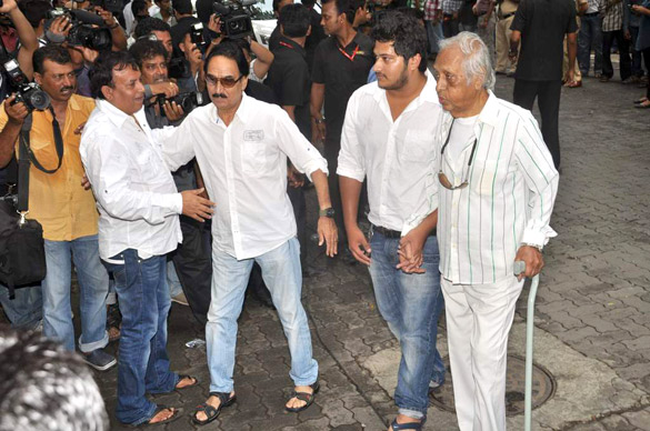 abhishek tabu and others visit dara singhs home 12