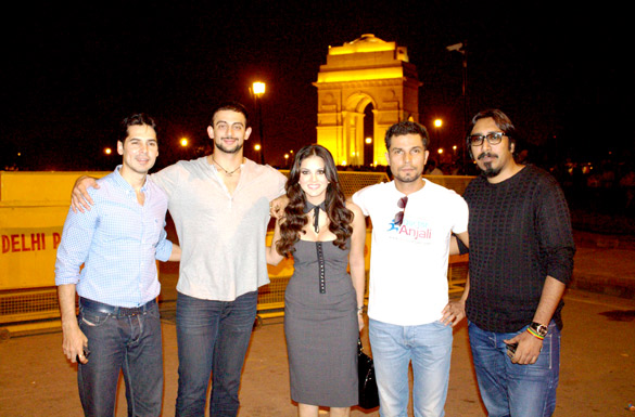 cast crew of jism 2 promote their film at india gate in delhi 2