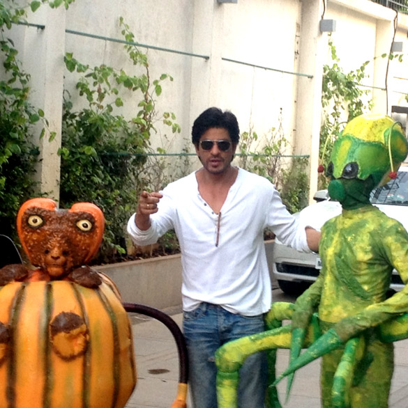 shahrukh khan meets the aliens from the movie joker at mannat 2